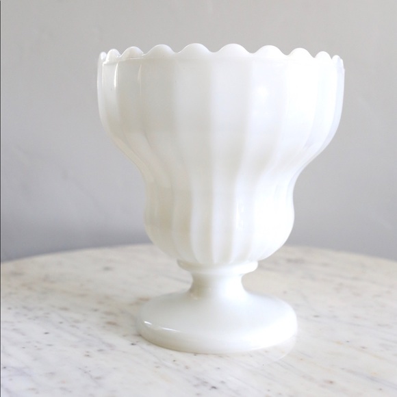 Vintage milk glass vase - Picture 1 of 7